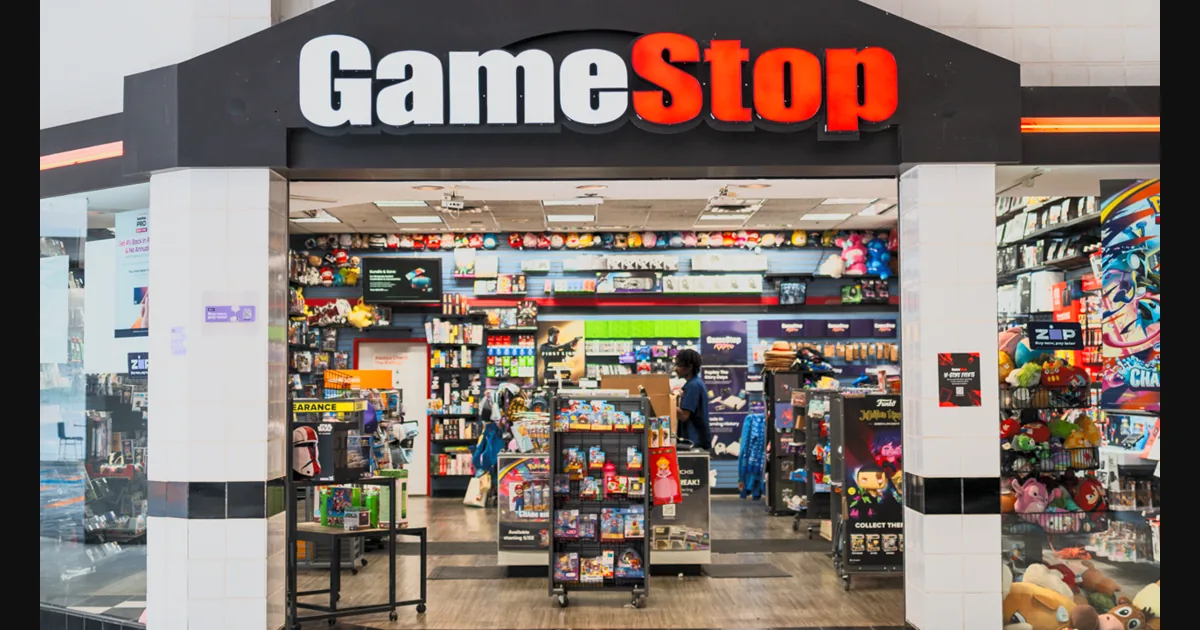 Табло биржи с логотипами GameStop и eBay, финансовая графика