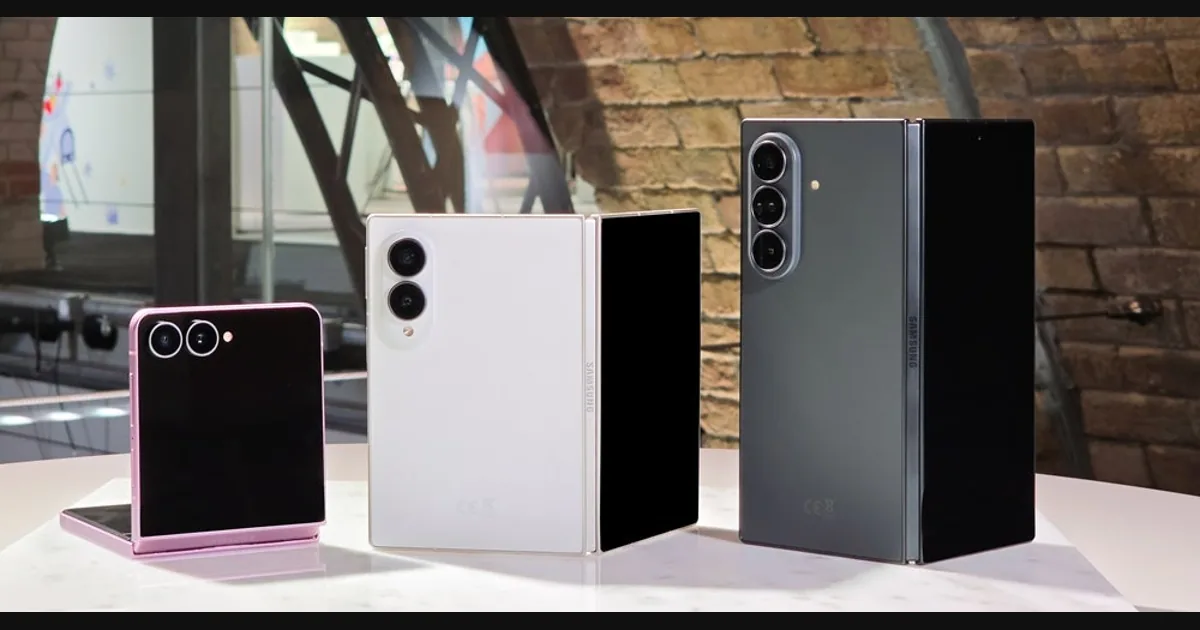 Складной смартфон Samsung Galaxy Z Fold8 Ultra в разложенном виде на нейтральном фоне