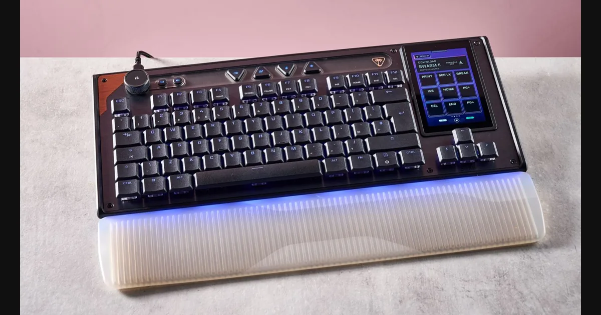 Чёрная механическая TKL-клавиатура с подсветкой на тёмном фоне