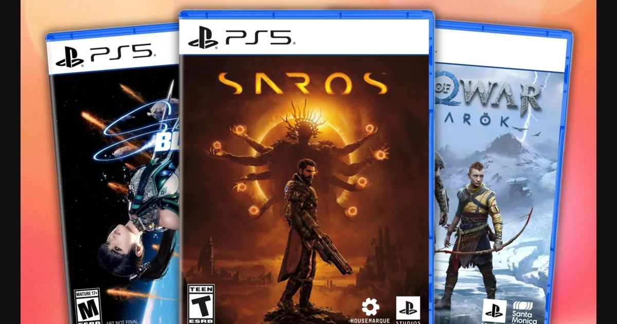 Стопка физических изданий PS5-игр на полке магазина со скидочными ценниками