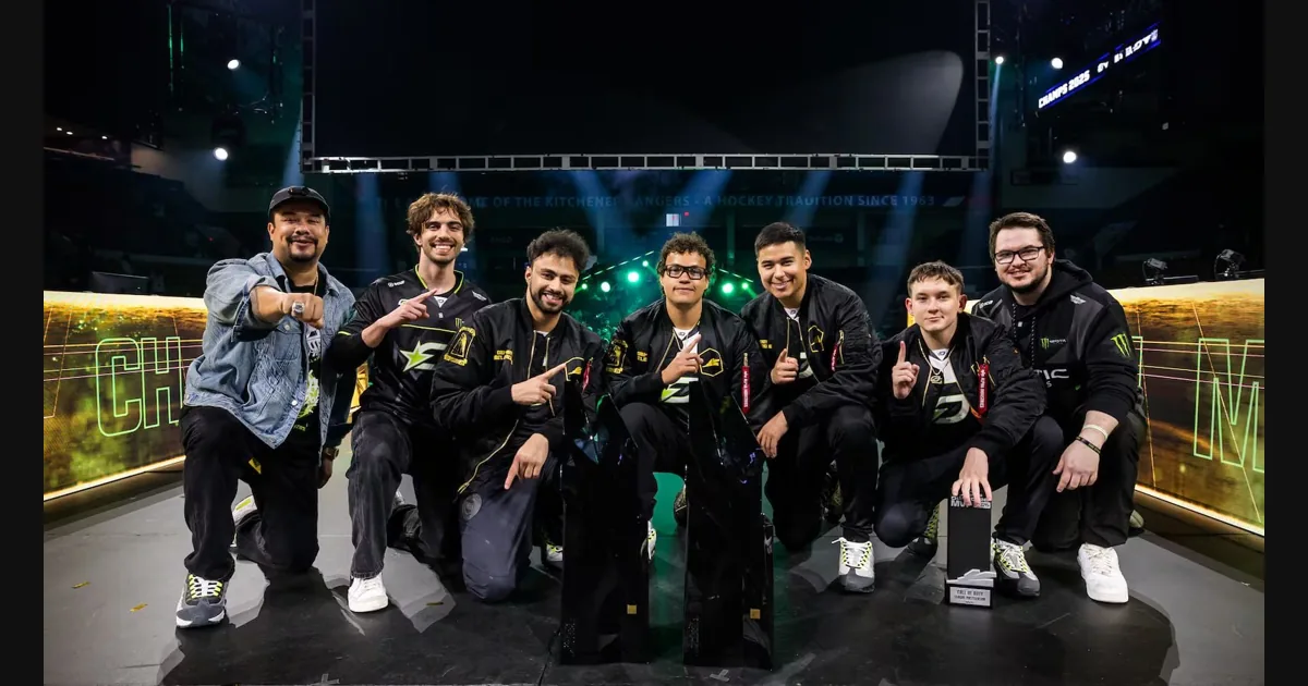 Тёмная арена киберспортивного турнира с кубком чемпионов на пьедестале в лучах прожекторов